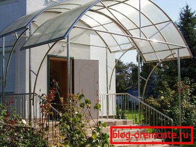 Gewölbter Baldachin über dem Eingang aus Polycarbonat