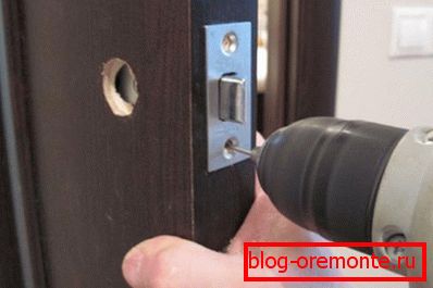 So setzen Sie ein Schloss in die Innentür ein: Der Vorgang