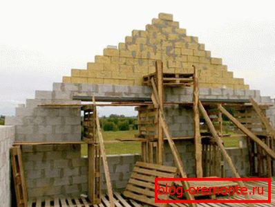 Giebel aus Blöcken bauen