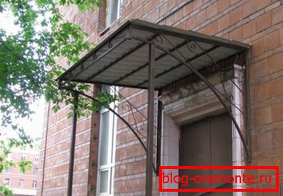 Direkte Überdachung über dem Eingang aus Polycarbonat