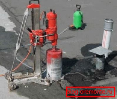 Diamantbohren von Löchern in Beton ist der einzige Weg, um eine solche dauerhafte Beschichtung zu durchdringen. Diamantbohren von Löchern in Beton ist der einzige Weg, um eine solche dauerhafte Beschichtung zu durchdringen.
