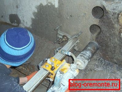 Diamantbohrlöcher in Beton mit Spezialwerkzeugen Diamantbohrlöcher in Beton mit Spezialwerkzeugen