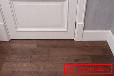 Weiße Blende an der finnischen Tür, komplett mit Fußboden Weiße Blende an der finnischen Tür, komplett mit Fußboden