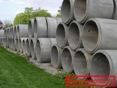 Betonringe werden in verschiedenen Größen und Formen der Enden präsentiert. Betonringe werden in verschiedenen Größen und Formen der Enden präsentiert.