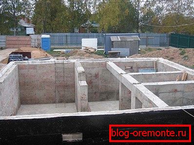 Betonfundament mit Gusssockel unter dem Schaumblockhaus Betonfundament mit Gusssockel unter dem Schaumblockhaus