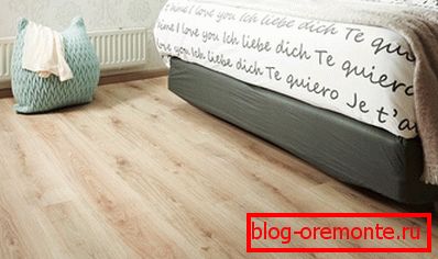 Beige Laminat lässt sich gut mit grauen Möbeln kombinieren