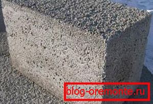 Schwerer Betonblock, dessen Gewicht bei der Berechnung der Basis berücksichtigt werden muss Schwerer Betonblock, dessen Gewicht bei der Berechnung der Basis berücksichtigt werden muss