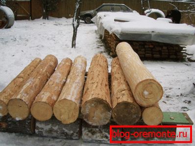 Protokolle mit Rinde entfernt. Protokolle mit Rinde entfernt.