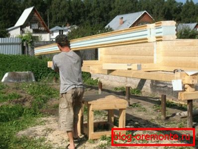 Balken mit Isolierung auf der Baustelle Balken mit Isolierung auf der Baustelle