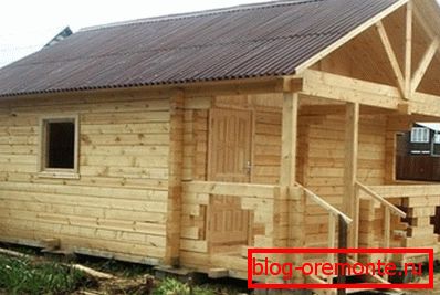 Stabförmige Häuser können auf Pfählen installiert werden und die Konstruktion der Blöcke erfordert ein festes Fundament oder das Vorhandensein einer Grillanlage