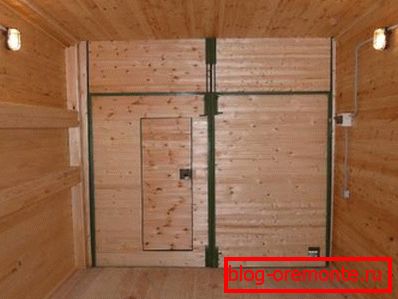 Dann die Türen in der Garage zu wärmen: die Auskleidung der Wandverkleidung Dann die Türen in der Garage zu wärmen: die Auskleidung der Wandverkleidung