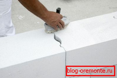 Um rechtzeitig ein Haus zu bauen - es ist sehr wichtig, alle Feinheiten des Arbeitsablaufs zu berücksichtigen, insbesondere die Baustoffe zu zählen Um rechtzeitig ein Haus zu bauen - es ist sehr wichtig, alle Feinheiten des Arbeitsablaufs zu berücksichtigen, insbesondere die Baustoffe zu zählen