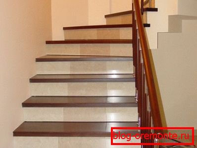 Holzstufen auf der Betontreppe sind eine beliebte Lösung, sowohl in Wohngebäuden als auch in öffentlichen Gebäuden. Holzstufen auf der Betontreppe sind eine beliebte Lösung, sowohl in Wohngebäuden als auch in öffentlichen Gebäuden.