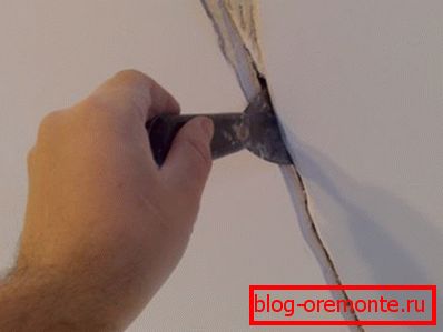 Diagonalriss am Übergang von Betonmassen unterschiedlicher Gefrierzeiten Diagonalriss am Übergang von Betonmassen unterschiedlicher Gefrierzeiten