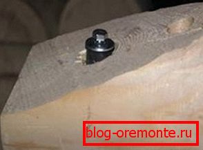 Zur Befestigung der ersten Holzreihe am Metallfuß verwenden Sie am besten Schraubverbindungen Zur Befestigung der ersten Holzreihe am Metallfuß verwenden Sie am besten Schraubverbindungen