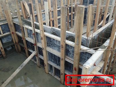 Für kleinere Gebäude werden Holzschalungsrahmen verwendet (im Foto), für Hochhäuser häufiger Metallplatten. Für kleinere Gebäude werden Holzschalungsrahmen verwendet (im Foto), für Hochhäuser häufiger Metallplatten.