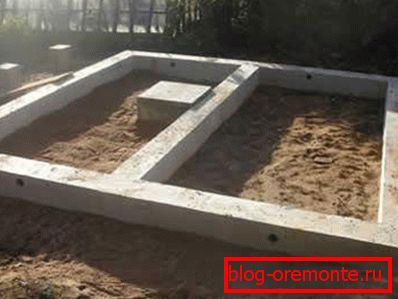 Für eine kleine Holzkonstruktion geeignetes flach eingelassenes Streifenfundament. Für eine kleine Holzkonstruktion geeignetes flach eingelassenes Streifenfundament.