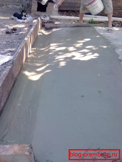 Um die Wasserbeständigkeit zu erhöhen, kann Beton mit trockenem Zement gebügelt werden. Um die Wasserbeständigkeit zu erhöhen, kann Beton mit trockenem Zement gebügelt werden.