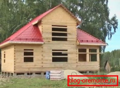 Das Haus, das auf nicht profiliertem Material basiert, benötigt eine zusätzliche Ausrüstung Das Haus, das auf nicht profiliertem Material basiert, benötigt eine zusätzliche Ausrüstung