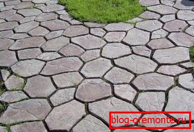 Wege im Garten: Von der Spur + vom Beton - es ist eine ausgezeichnete Nachahmung der Verlegung von Natursteinen Wege im Garten: Von der Spur + vom Beton - es ist eine ausgezeichnete Nachahmung der Verlegung von Natursteinen