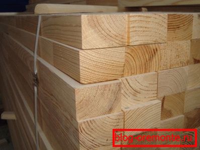 Oft verpacken die Verkäufer das Holz selbst in Haufen mit einem Kubus Oft verpacken die Verkäufer das Holz selbst in Haufen mit einem Kubus