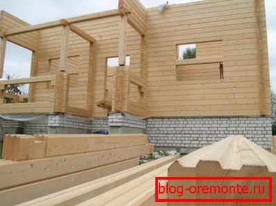 Wenn Sie Furnierschichtholz verwenden, können Sie sofort nach der Errichtung des Gebäudes fertigstellen, da nur er von all diesem Holz nicht schrumpft