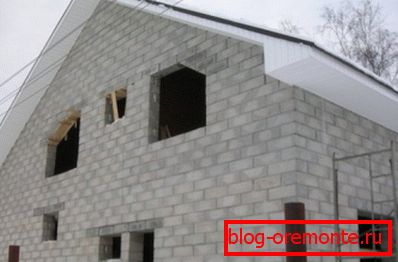 Ästhetische Fassade des Hauses aus Schaumbetonblöcken Ästhetische Fassade des Hauses aus Schaumbetonblöcken
