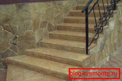 Fertigstellung der Betontreppe - Schritte aus Polymerbeton Fertigstellung der Betontreppe - Schritte aus Polymerbeton