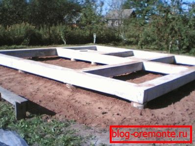 Foto - Säulenfundament mit Grill. Foto - Säulenfundament mit Grill.