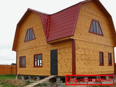 Foto des Hauses mit Holzimitat ummantelt Foto des Hauses mit Holzimitat ummantelt