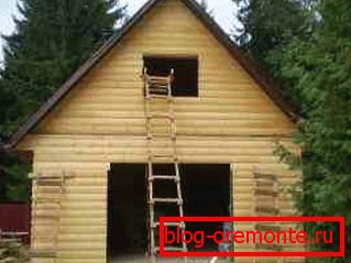 Foto eines Hauses, das mit nachgemachten Bars gebaut wurde. Foto eines Hauses, das mit nachgemachten Bars gebaut wurde.