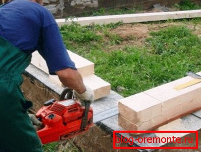 Foto von Kellerabdichtungs- und Sägewerkholz für eine halbe Eckverbindung Foto von Kellerabdichtungs- und Sägewerkholz für eine halbe Eckverbindung