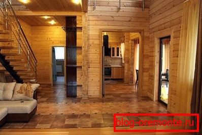 Fotos aus dem Inneren des Hauses aus Brettschichtholz ohne Veredelung. Fotos aus dem Inneren des Hauses aus Brettschichtholz ohne Veredelung.