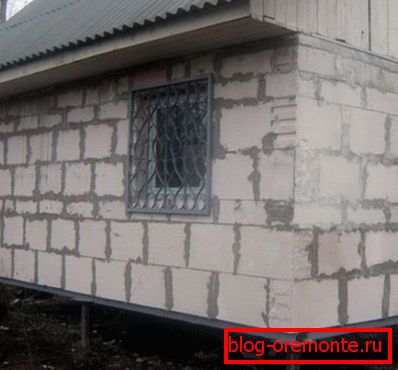 Porenbetonhaus auf einem kostengünstigen Säulenfundament Porenbetonhaus auf einem kostengünstigen Säulenfundament