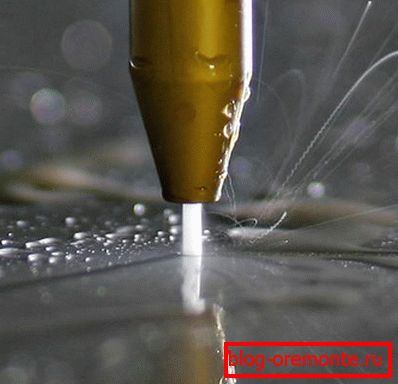 Hydro-abrasives Schneiden der Betonoberfläche Hydro-abrasives Schneiden der Betonoberfläche