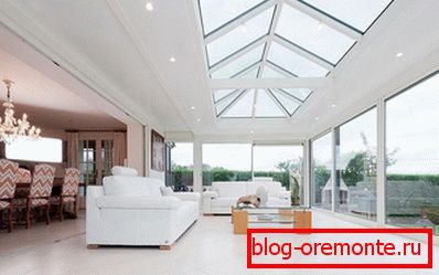 Wohnzimmer mit Panoramafenstern und Dachfenster