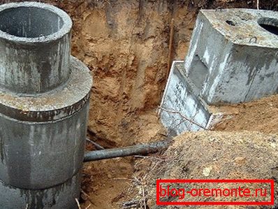 Fertiger Klärgrube aus ähnlichen Produkten zusammengebaut Fertiger Klärgrube aus ähnlichen Produkten zusammengebaut