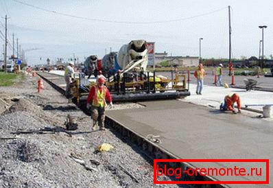 So wird die Asphaltbetondecke industriell geformt. So wird die Asphaltbetondecke industriell geformt.