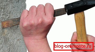 Verwenden Sie Hammer und Meißel. Verwenden Sie Hammer und Meißel.