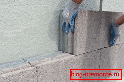 Die Verwendung von wärmeisolierenden Blöcken zum Erwärmen einer Wand aus schwerem Beton Die Verwendung von wärmeisolierenden Blöcken zum Erwärmen einer Wand aus schwerem Beton