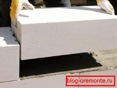 Wände aus Porenbeton mit Spezialkleber verlegen. Wände aus Porenbeton mit Spezialkleber verlegen.