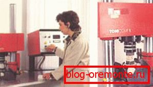 Labortechniker überwachen ständig die Qualität der Mischung. Labortechniker überwachen ständig die Qualität der Mischung.