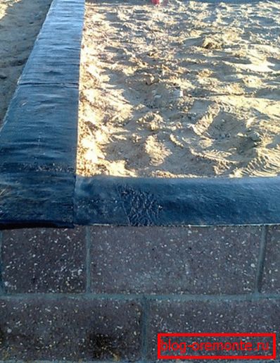 Das Streifenfundament auf dem Foto ist mit Dachmaterial und Bitumenmastix abgedichtet. Das Streifenfundament auf dem Foto ist mit Dachmaterial und Bitumenmastix abgedichtet.