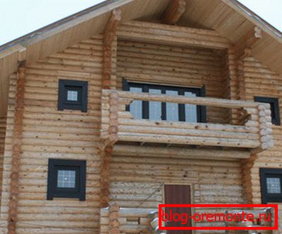 Amateurfoto des Hauses, dank dem Sie sehen können, dass die Berechnung der Holzanzahl und seiner Kosten nicht nur auf der Grundlage der Daten zum Einbau der Wände, sondern auch anhand aller Konstruktionselemente erfolgen muss Amateurfoto des Hauses, dank dem Sie sehen können, dass die Berechnung der Holzanzahl und seiner Kosten nicht nur auf der Grundlage der Daten zum Einbau der Wände, sondern auch anhand aller Konstruktionselemente erfolgen muss