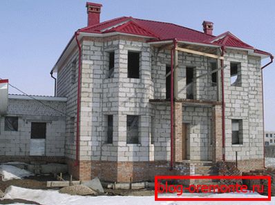 Amateurfoto des fertigen zweistöckigen Hauses aus diesem Material Amateurfoto des fertigen zweistöckigen Hauses aus diesem Material