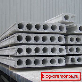 Amateurfoto von Betonprodukten, die meistens zur Herstellung von Böden zwischen Etagen verwendet werden Amateurfoto von Betonprodukten, die meistens zur Herstellung von Böden zwischen Etagen verwendet werden