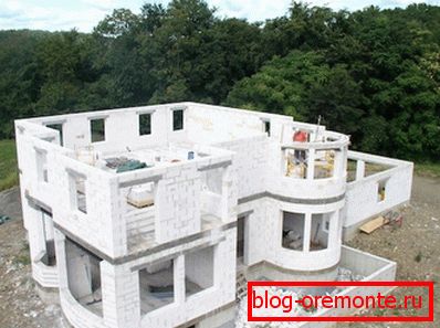 Amateurfoto der Hüttenkonstruktion mit Porenbetonblöcken als Hauptmaterial Amateurfoto der Hüttenkonstruktion mit Porenbetonblöcken als Hauptmaterial