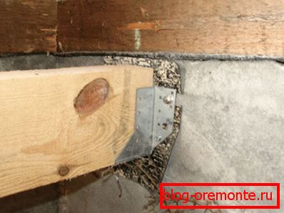 Das Amateurfoto zeigt das Prinzip der Befestigung eines Materials an einer Betonwand mit einem speziellen Verbindungselement Das Amateurfoto zeigt das Prinzip der Befestigung eines Materials an einer Betonwand mit einem speziellen Verbindungselement