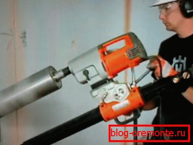 Amateurfoto, Bohrvorgang mit professioneller Ausrüstung in Form einer Spezialmaschine Amateurfoto, Bohrvorgang mit professioneller Ausrüstung in Form einer Spezialmaschine