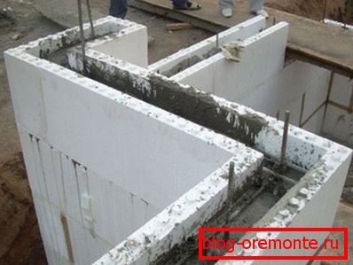 Monolithische Rahmenkonstruktion eines Privathauses mit fester Schalung Monolithische Rahmenkonstruktion eines Privathauses mit fester Schalung
